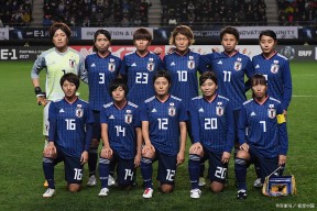 XINGKONG- 足球联赛焦点战：嵩山迅豹队强势反弹岭南巨龙队，客场强势带走胜利。轮换效果显现