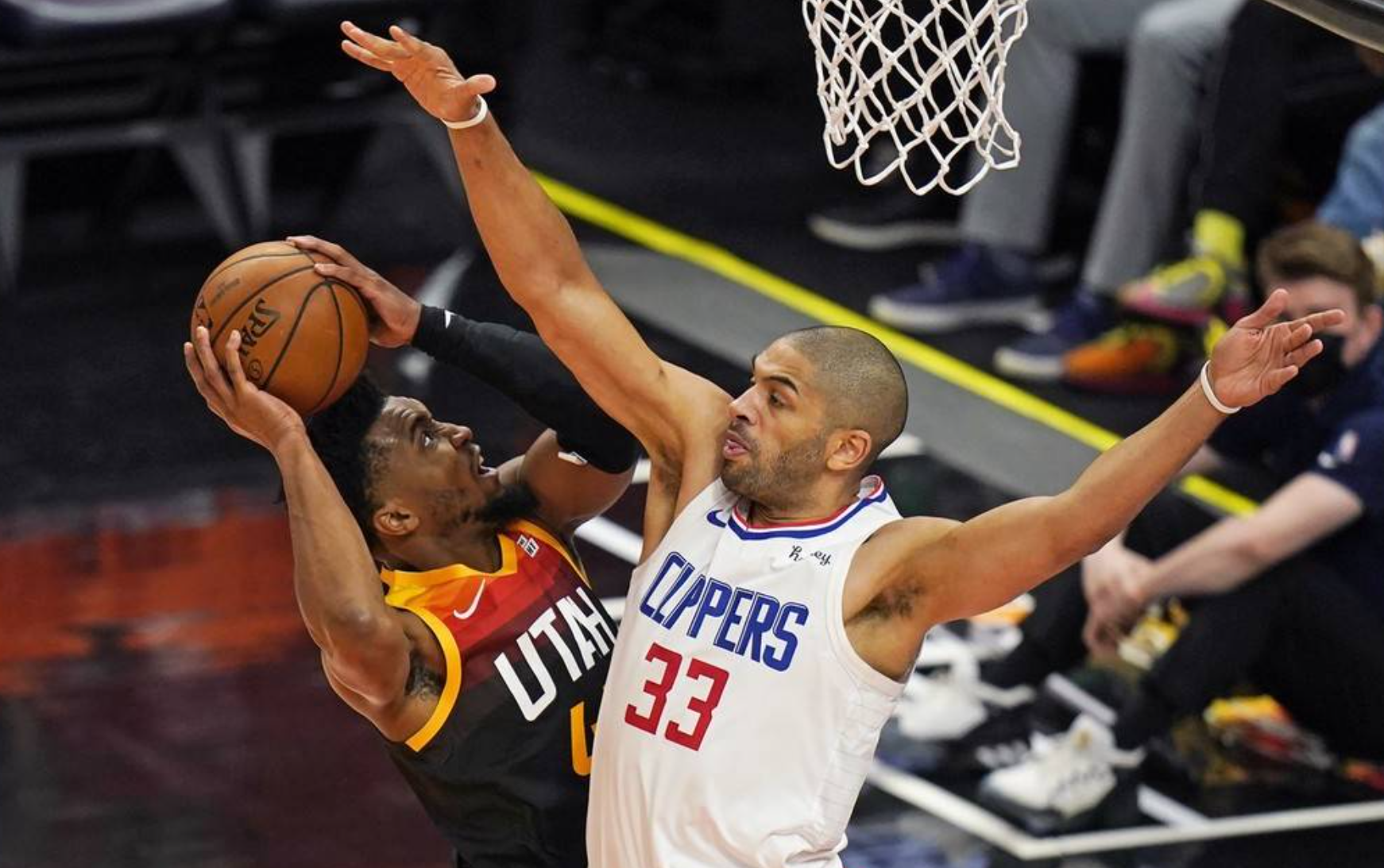 包含JackeyLove回归赛场，惊险取胜首场状态亮眼，快船观众沸腾！的词条